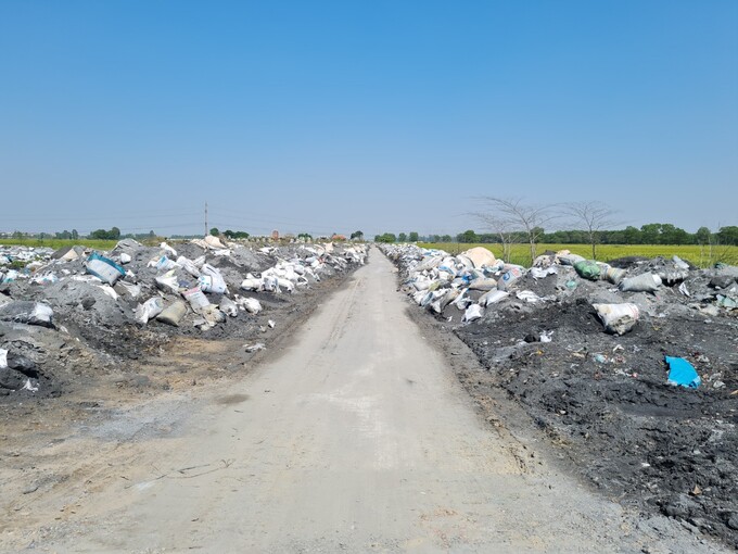 Tình trạng đổ trộm chất thải công nghiệp nguy hại diễn ra công khai qua nhiều năm tại xã Văn Môn (Yên Phong, Bắc Ninh).