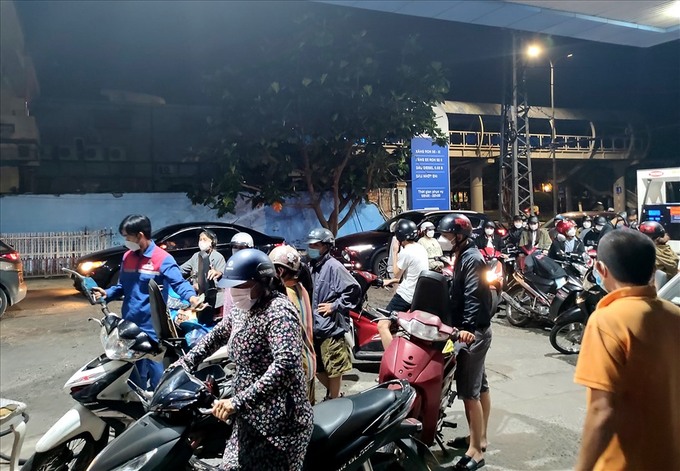 Đến tối muộn lượng người đến đổ xăng và mua xăng dự trữ vẫn rất đông tại Đà Nẵng