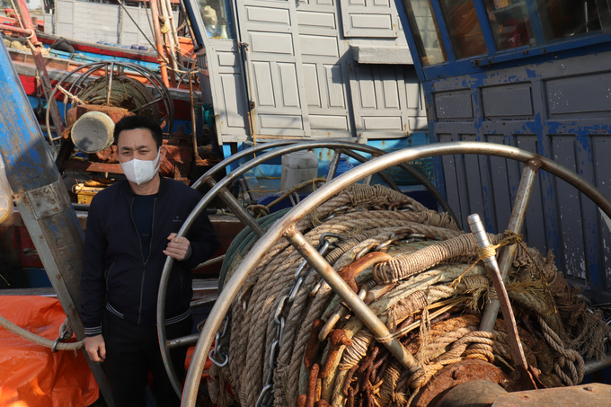 Bên chiếc tàu cá TH-90217 TS, anh Nguyễn Văn Dự (42 tuổi, trú phường Quảng Tiến) cho biết, gia đình đã cho tàu nằm bờ gần một tháng nay do không kham nổi chi phí quá cao do giá xăng dầu tăng.