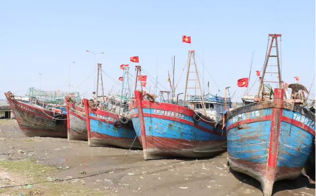 Hàng trăm tàu cá ở TP. Sầm Sơn nằm bờ vì giá xăng dầu tăng quá cao trong những ngày qua