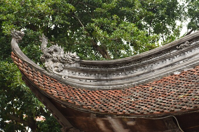 Cũng như nhiều đình làng Việt Nam dựng vào cuối thế kỷ 17, đầu thế kỷ 18, đình Đình Bảng có kiến trúc bề thế, hòa hợp với thiên nhiên. Đình có mái dài, cao, các góc mái “tàu đao” được làm cong uốn ngược, lớp ngói mũi hài dày bản, rộng khổ.