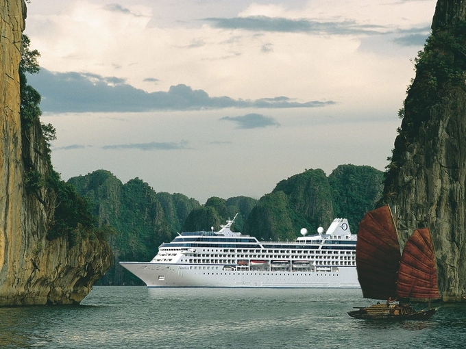 Du thuyền sẽ đưa du khách tới tham quan vịnh Hạ Long. Ảnh Oceania