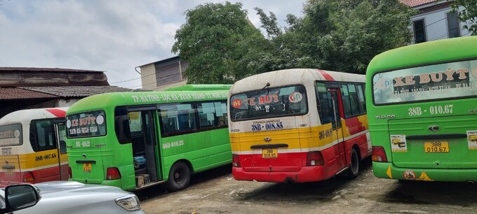Hàng loạt xe buýt công ty ô tô Hà Tĩnh nằm bãi
