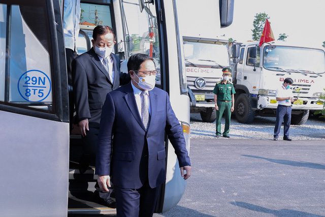 Thủ tướng Phạm Minh Chính cùng các đại biểu di chuyển bằng xe buýt đến nơi khởi công dự án - Ảnh: VGP/Nhật Bắc