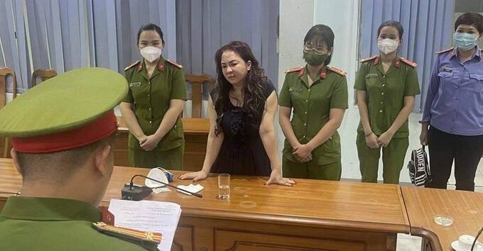 Công an đọc lệnh bắt bà Nguyễn Phương Hằng. Ảnh Công an cung cấp