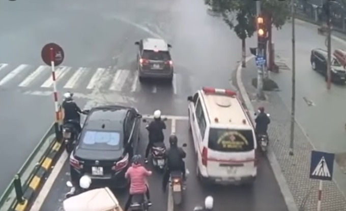 Hình ảnh xe ô tô vượt đèn đỏ nhường đường cho xe cấp cứu ở Thái Bình. Ảnh Giao thông
