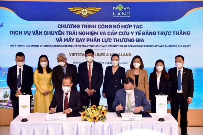 Ông Nguyễn Ngọc Huyên, Tổng giám đốc Tập đoàn Novaland và ông Phạm Trịnh Phong, Phó chủ tịch HĐQT Vietstar Airlines trong lễ công bố hợp tác ngày 22/3. Ảnh Novaland