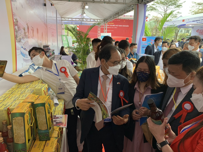 Các đại biểu và doanh nghiệp đi tham quan khu vực trưng bày các sản phẩm đến từ Việt Nam