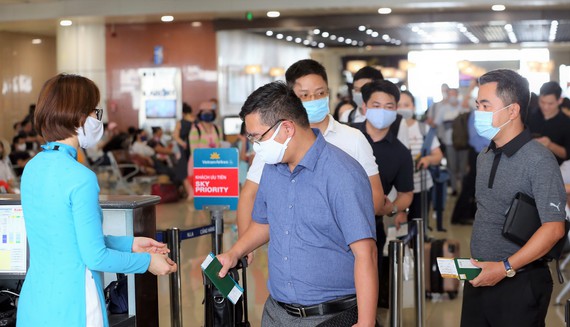 Hình ảnh hành khách nhập cảnh tại sân bay Phú Quốc. Ảnh SGGP