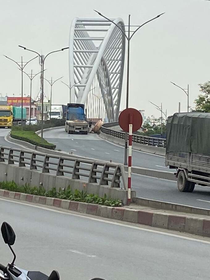Xe container gây tai nạn trên cầu Nguyễn Văn Linh - Hồ Sen. Ảnh Đinh Xuân Đoàn và Thành Nghiệp.
