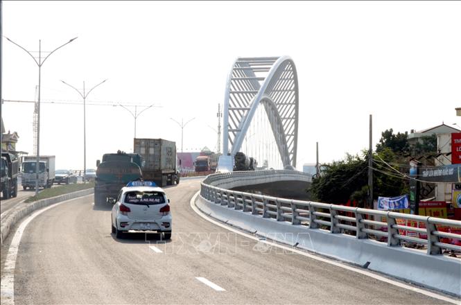Các phương tiện qua lại trên cầu Nguyễn Văn Linh - Hồ Sen. Ảnh Trần Hoàng Ngọc - TTXVN