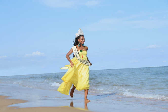 Hoa hậu thả chân trần, tạo dáng và vui chơi bên bãi biển tại NovaWorld. Ảnh NovaWorld