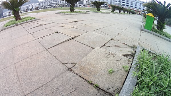 Mặt gạch đá bị rạn nứt do tình trạng sụt lún của công trình Bảo tàng - Thư viện tỉnh Quảng Ninh. Ảnh Internet