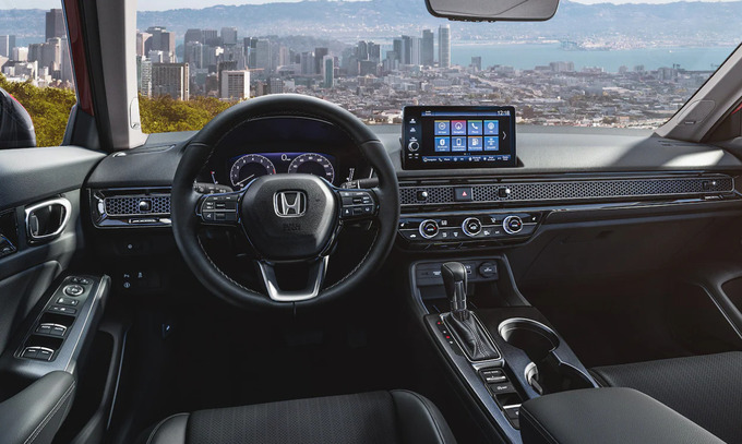 Honda Civic 2022 tích hợp màn hình 10,2 inch phía sau vô-lăng, màn hình giải trí trung tâm 9 inch hỗ trợ Apple CarPlay và Android Auto, âm thanh Bose và sạc không dây. Ảnh Honda