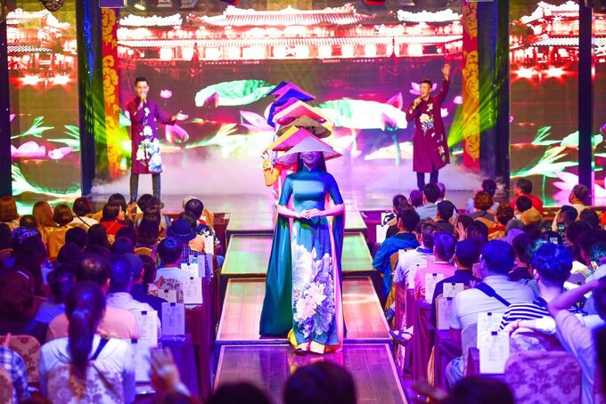 “Áo dài show” là chương trình biểu diễn áo dài lộng lẫy đã có tại Huế từ 2018 và Đà Nẵng từ 2019. Ảnh Internet