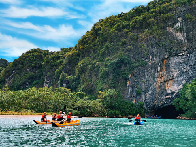 Du khách tham gia tour du lịch Khám phá bí ẩn Phong Nha sẽ được trải nghiệm chèo kayak khám phá chiều sâu bí ẩn của hang động. Ảnh Quảng Bình Travel