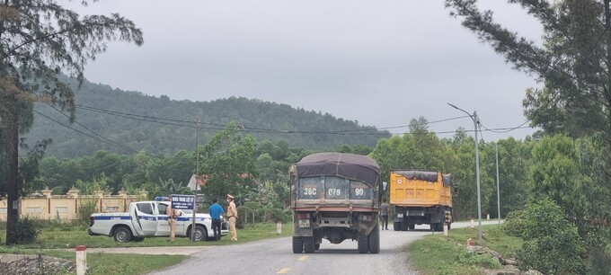 Lực lượng CSGT huyện Can Lộc dừng kiểm tra xe có dấu hiệu vi phạm ATGT