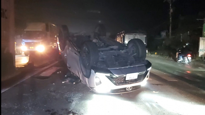 Cú tông mạnh khiến xe ô tô 7 chỗ của anh Vũ lật ngửa trên đường. Ảnh: Netnews