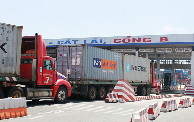 Xe container ra vào cảng Cát Lái. Ảnh: VGP/Nam Đàn