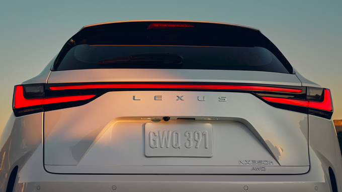 Thiết kế đuôi xe Lexus NX 2022 với dải đèn LED hoàn toàn mới. Ảnh Lexus