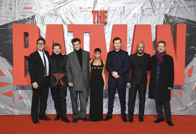 Buổi công chiếu The Batman với đạo diễn Matt Reeves (bên phải ngoài cùng) và các diễn viên chính của bộ phim bao gồm Robert Pattinson (Bruce Wayne), Zoë Kravitz (Selina Kyle), Paul Dano (The Riddler), Jeffrey Wright (Jim Gordon), Andy Serkis (Alfred). Ảnh Gareth Cattermole