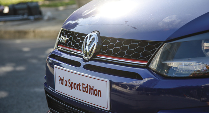 Mặt tản nhiệt trước mui xe gắn biểu tượng R400 thể thao. Ảnh Volkswagen 