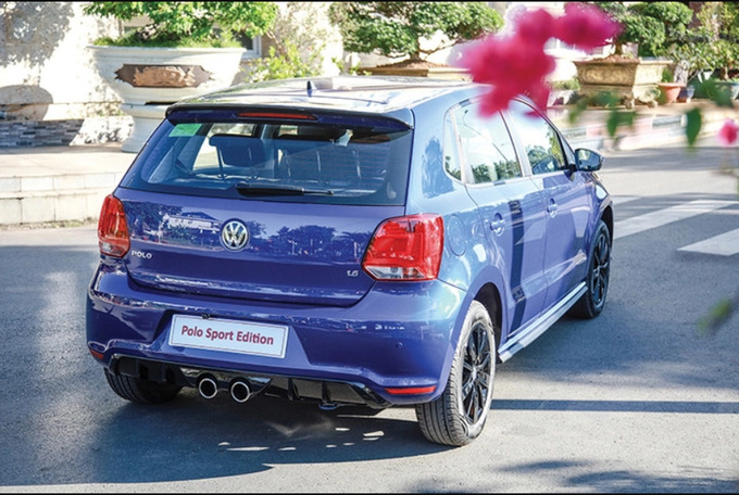 Mặt sau đuôi xe Volkswagen Polo được trang bị logo Volkswagen tích hợp lẫy mở cửa khoang hành lý phía sau, đèn hậu LED, ống xả kép thể thao giữa đuôi xe, và ốp cánh hướng gió thể thao. Ảnh Volkswagen