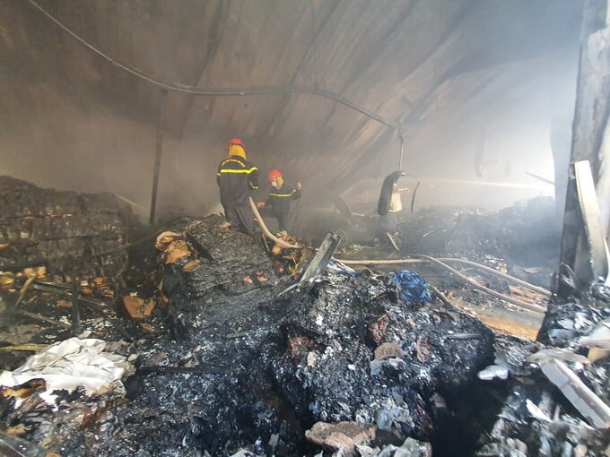 Lực lượng cảnh sát PCCC và Cứu hộ cứu nạn đang tích cực dập tắt đám cháy tại một nhà kho phân xưởng Công ty Việt Pan Pacific.