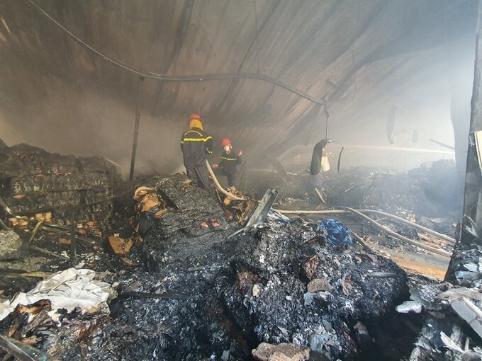 Cảnh sát cũng xác định khu vực nhà ăn được doanh nghiệp tận dụng khoảng 200 m2 để chứa nguyên liệu may mặc. Đám cháy vì thế bùng phát dữ dội.