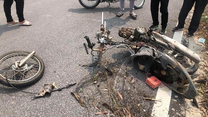 Chiếc xe máy vỡ nát sau vụ tai nạn.