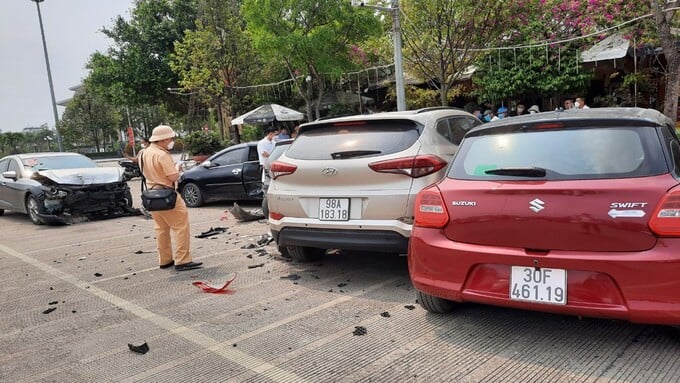 Lực lượng cảnh sát giao thông Công an TP Bắc Giang có mặt tại hiện trường giải quyết vụ tai nạn.