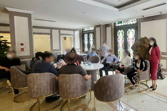 Nhóm nhà đầu tư trái phiếu có mặt tại trụ sở của Tập đoàn Tân Hoàng Minh - Ảnh: NVCC