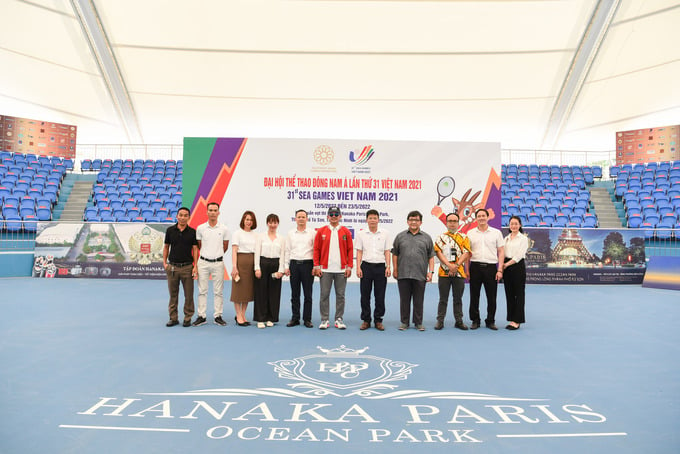 Ông Andri Paranoan cùng đoàn công tác của Indonesian và đại diện tập đoàn Hanaka chụp ảnh lưu niệm tham quan, kiểm tra sân tổ hợp phục vụ SEA Games 31 tại thành phố Từ Sơn, Bắc Ninh.