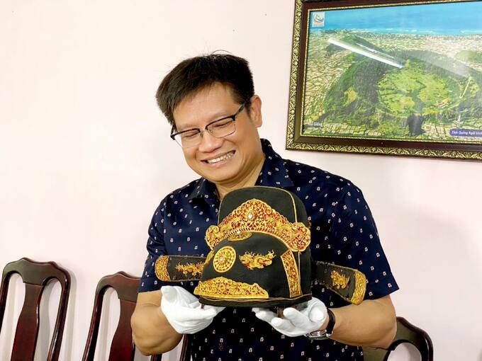 TS Phan Thanh Hải nâng niu hiện vật được cho là cổ vật thuộc triều Nguyễn