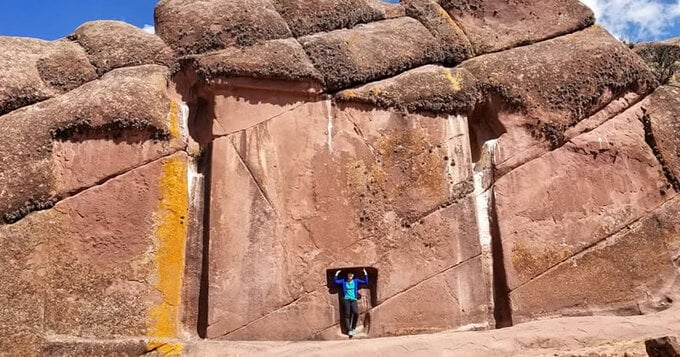 Aramu Muru là một hốc đá cắt bằng với chiều cao 7m do người Inca làm với một chỗ lõm hình thang được tạc sâu 2m ở dưới cùng ngay phần trung tâm của phiến đá. Ảnh Titica Travel