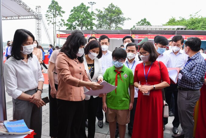 Bà Nguyễn Hương Giang - Chủ tịch UBND tỉnh Bắc Ninh cùng các đại biểu tham quan gian hàng sách trong ngày khai mạc hội sách.