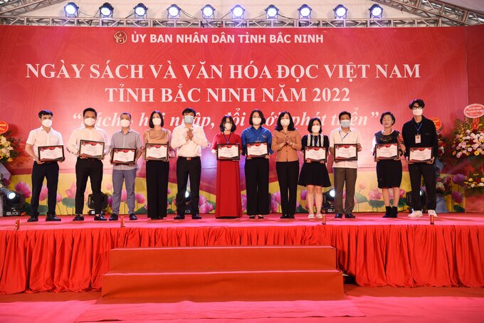 Bà Đào Hồng Lan - Bí thư tỉnh ủy Bắc Ninh trao Giấy chứng nhận cho các đơn vị tham gia Ngày Sách và Văn hóa đọc.