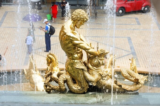 Bức tượng Triton - con trai thần biển cả Poseidon chiến đấu với những quái vật biển. Ảnh Sun World