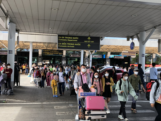 Những nguyênnhân dẫn đến tình trạng chèo kéo hành khách, ép giá cao khi đi xe tại sân bay Tân Sơn Nhất là thiếu phương tiện do dịch covid và việc phối hợp điều phối phương tiện phục vụ chưa kịp thời. Ảnh Internet