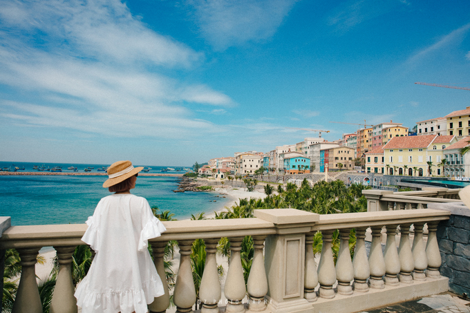 Du khách mê mẩn trước khung cảnh đẹp như tranh vẽ của thị trấn Địa Trung Hải