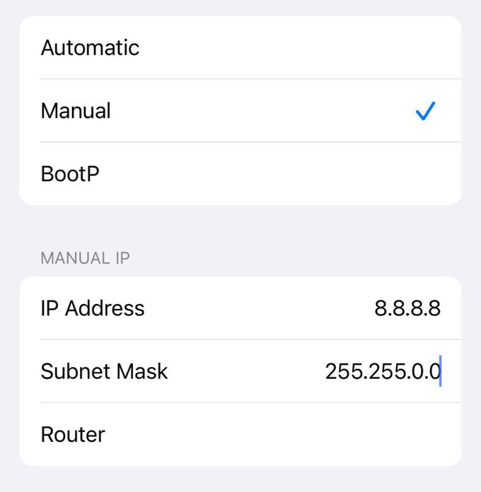 Cấu hình IP thủ công với địa chỉ IP (IPv4 Address) nhập 8.8.8.8, và nhập phần Mặt nạ mạng con (Subnet mask) là 255.255.0.0 sẽ giúp Wifi mạnh hơn đáng kể. Ảnh Đức Trí
