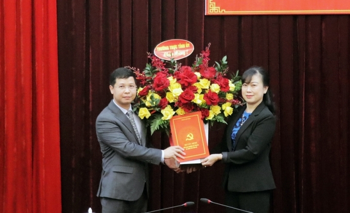 Bí thư Tỉnh ủy Bắc Ninh Đào Hồng Lan trao Quyết định, tặng hoa chúc mừng đồng chí Nguyễn Công Thắng.