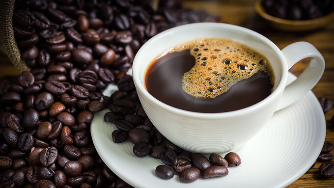 Kết quả nghiên cứu khẳng định rằng chỉ cần uống 2-3 tách cà phê mỗi ngày, bạn đã tự giúp cơ thể mình giảm thiểu bớt lượng mỡ thừa trong cơ thể. Ảnh Ladders