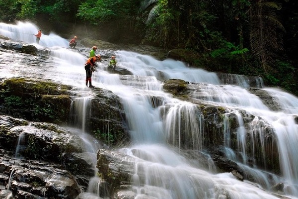 Thiên nhiên hùng vỹ với dòng nước trong xanh chảy giữa núi rừng đã tạo nên cảnh đẹp thơ mộng ở Khu dự trữ thiên nhiên Động Châu - Khe Nước Trong.