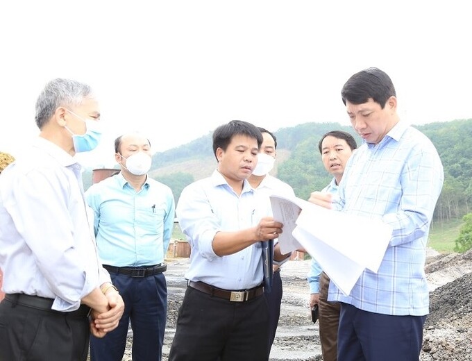 Ông Lê Đức Giang, Phó Chủ tịch UBND tỉnh Thanh Hoá khi đến kiểm tra thực tế tại Công ty TNHH Khánh Nam