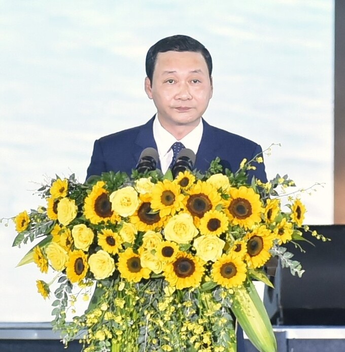 Ông Đỗ Minh Tuấn, Chủ tịch UBND tỉnh đọc diễn văn tại buổi lễ.