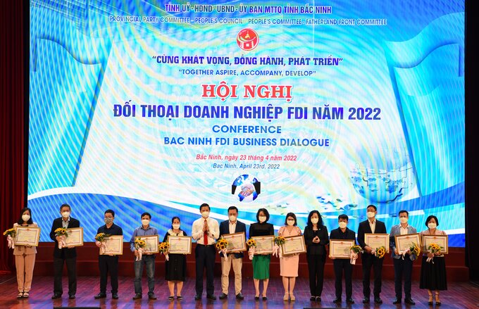 Bí thư Tỉnh ủy Bắc Ninh Đào Hồng Lan và Phó Chủ tịch Thường trực UBND tỉnh Vương Quốc Tuấn trao Bằng khen cho các doanh nghiệp.