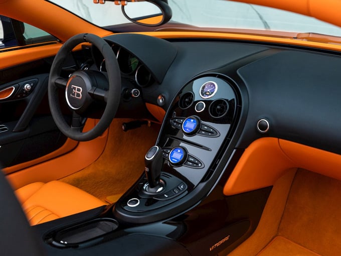 Phần nội thất bên trong xe sang trọng phù hợp kiểu dáng siêu xe thể thao. Ảnh Bugatti