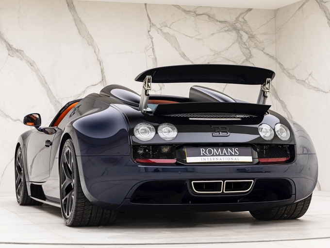 Đuôi xe Bugatti Veyron Grand Sport Vitesse được trang bị bộ cánh gió cùng logo truyền thống của Bugatti. Ảnh Bugatti