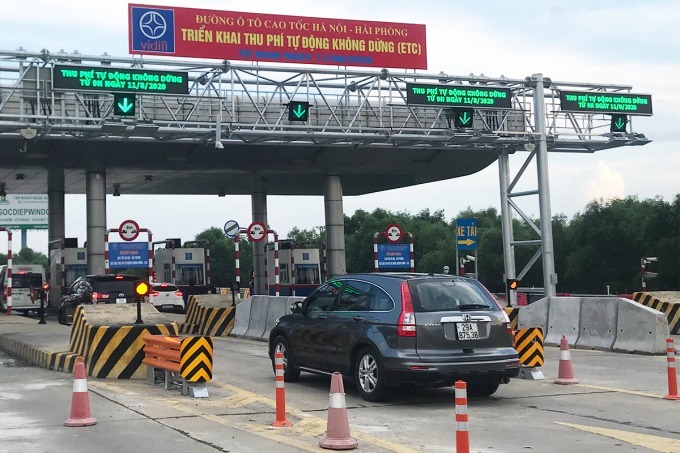 Tình trạng trên khiến nhiều xe qua các trạm thu phí đầu cuối tuyến cao tốc Hà Nội - Hải Phòng bị ùn ứ, kéo dài khoảng 2-3 km trước mỗi trạm